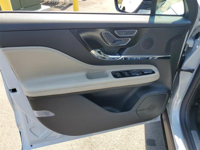 Photo of 2025 Crystal White Metallic Clearcoat Lincoln Corsair
