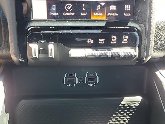 Photo of 2024 Diamond Black Crystal Pearlcoat RAM 2500
