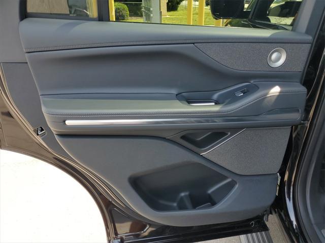 Photo of 2025 Infinite Black Metallic Clearcoat Lincoln Navigator