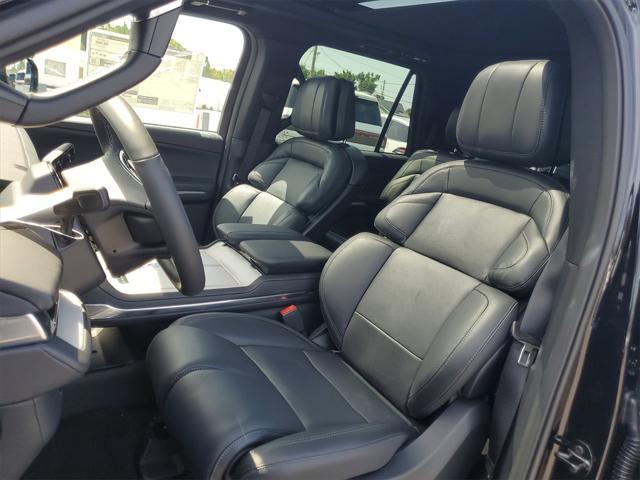 Photo of 2025 Infinite Black Metallic Clearcoat Lincoln Navigator