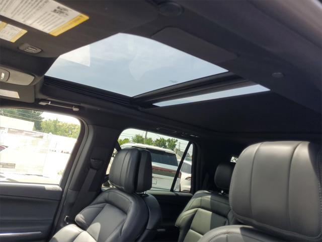 Photo of 2025 Infinite Black Metallic Clearcoat Lincoln Navigator