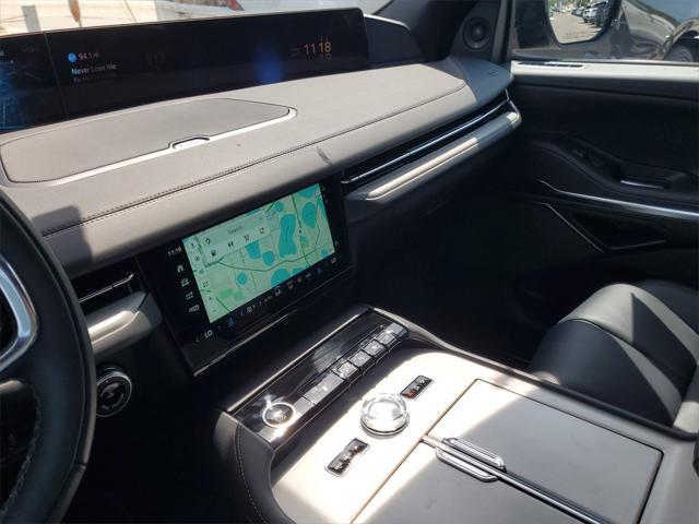 Photo of 2025 Infinite Black Metallic Clearcoat Lincoln Navigator