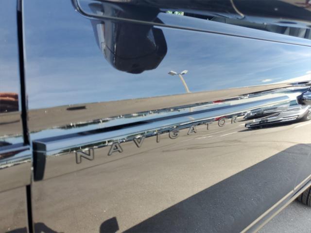 Photo of 2025 Infinite Black Metallic Clearcoat Lincoln Navigator
