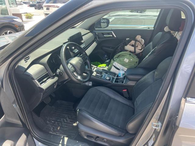 Photo of 2022 Mercury Gray Metallic Mitsubishi Outlander