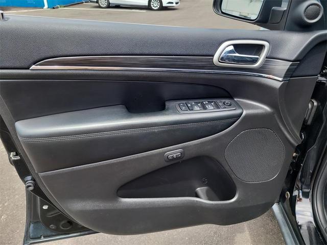 Photo of 2019 Diamond Black Crystal Pearlcoat Jeep Grand Cherokee