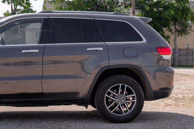 Photo of 2020 Gray Jeep Grand Cherokee