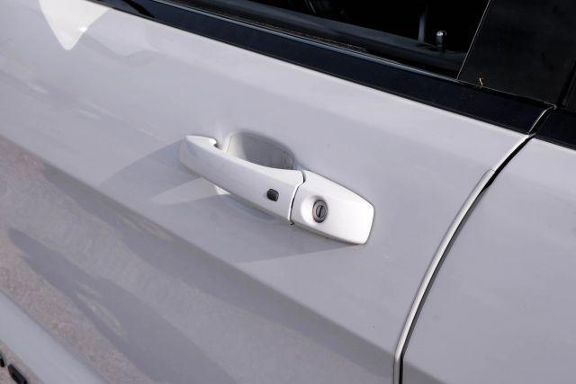 Photo of 2020 White Jeep Grand Cherokee