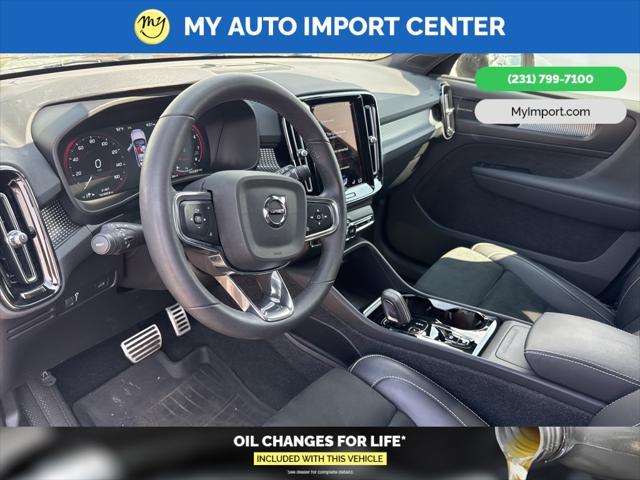 Photo of 2022 Pebble Gray Metallic Volvo XC40