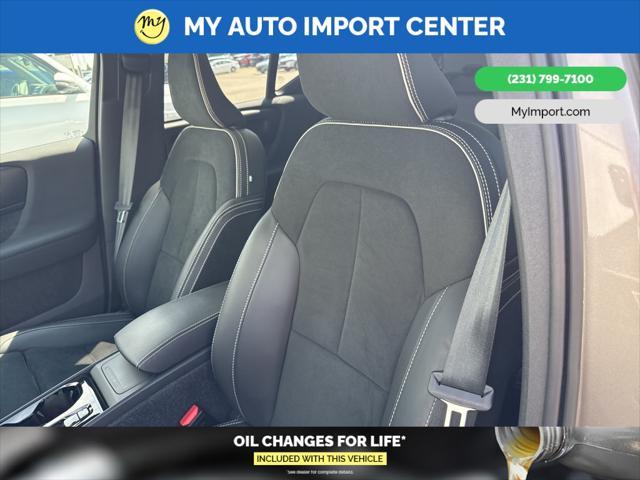 Photo of 2022 Pebble Gray Metallic Volvo XC40
