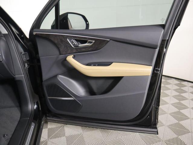 Photo of 2025 Mythos Black Metallic Audi Q7