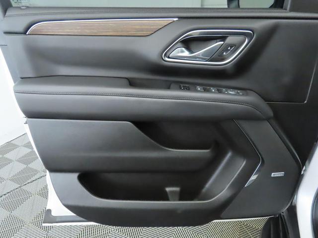 Photo of 2023 Iridescent Pearl Tricoat Chevrolet Suburban