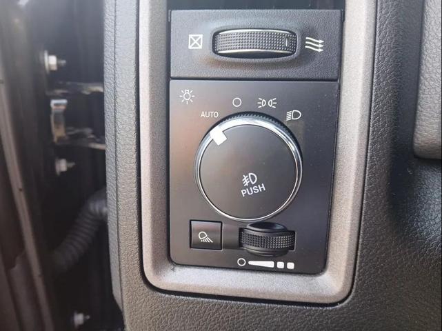Photo of 2017 Brilliant Black Crystal Pearlcoat RAM 1500