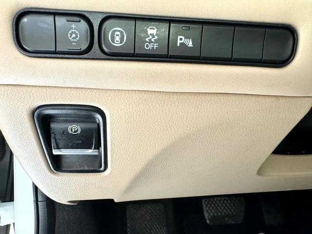 Photo of 2023 Pearl White Acura TLX