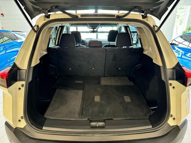 Photo of 2023 Glacier White Nissan Rogue