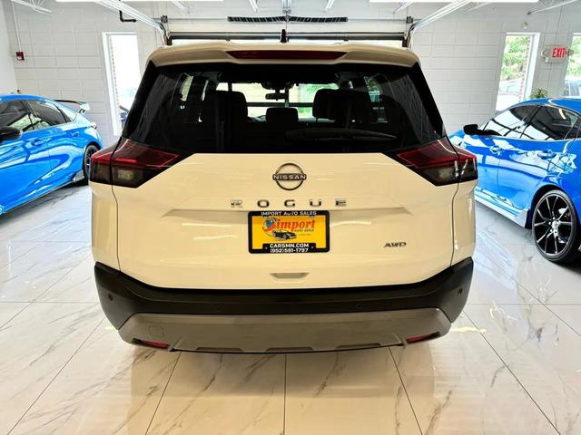 Photo of 2023 Glacier White Nissan Rogue