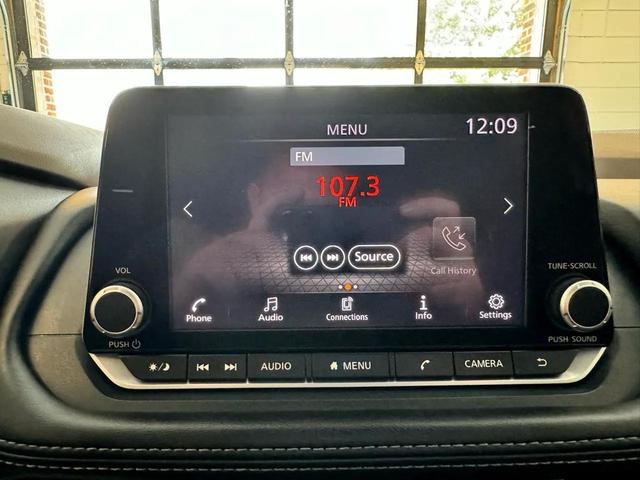 Photo of 2023 Glacier White Nissan Rogue