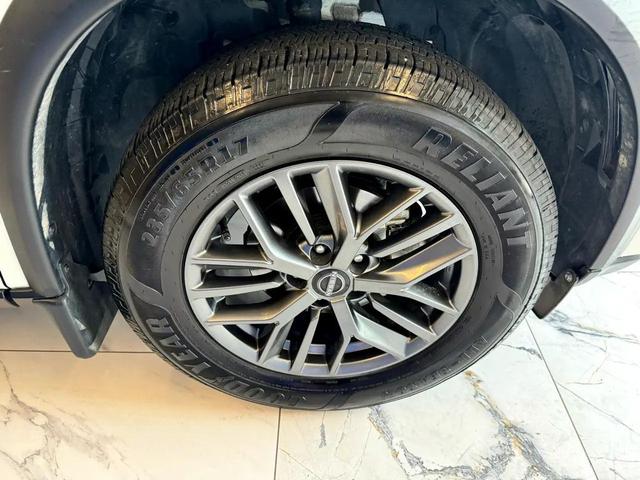 Photo of 2023 Glacier White Nissan Rogue