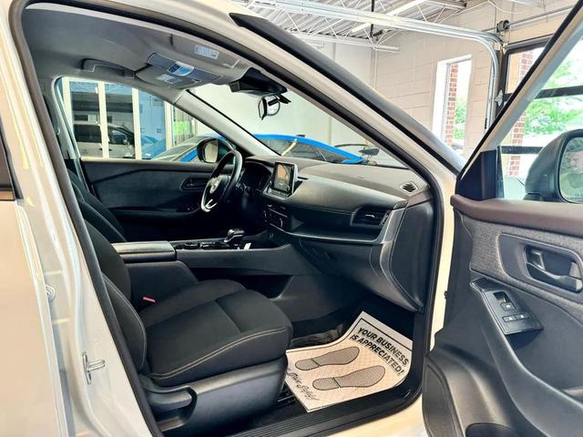 Photo of 2023 Glacier White Nissan Rogue