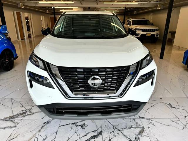 Photo of 2023 Glacier White Nissan Rogue