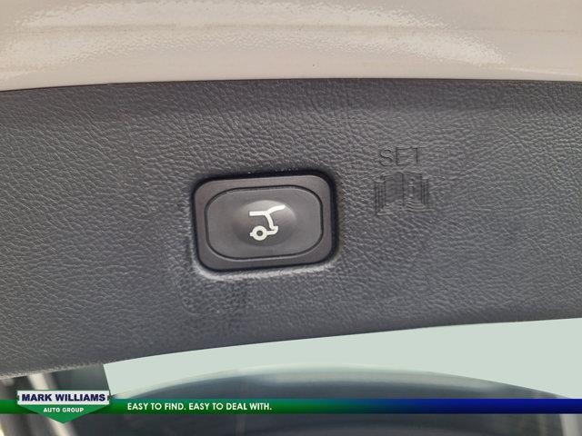 Photo of 2021 White Ford Edge