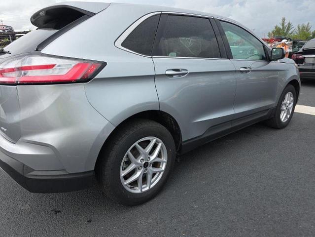 Photo of 2024 Silver Metallic Ford Edge