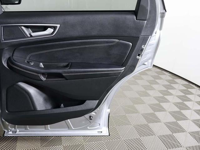 Photo of 2023 Silver Metallic Ford Edge