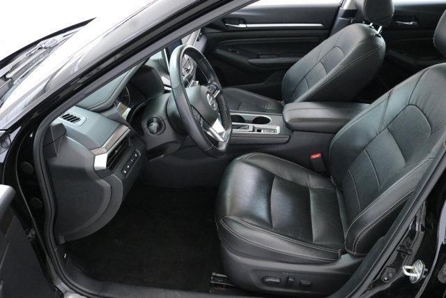 Photo of 2019 Super Black Clearcoat Nissan Altima
