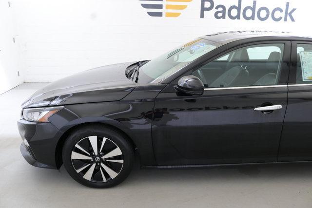 Photo of 2019 Super Black Clearcoat Nissan Altima