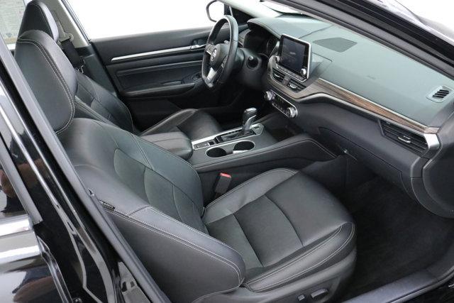 Photo of 2019 Super Black Clearcoat Nissan Altima