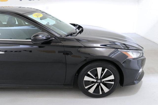 Photo of 2019 Super Black Clearcoat Nissan Altima