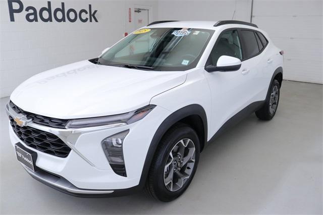 Photo of 2025 Summit White Chevrolet Trax
