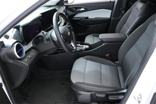 Photo of 2025 Summit White Chevrolet Trax