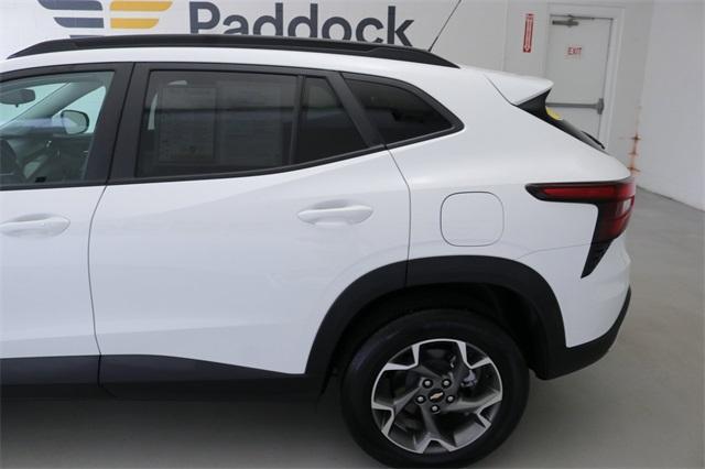 Photo of 2025 Summit White Chevrolet Trax