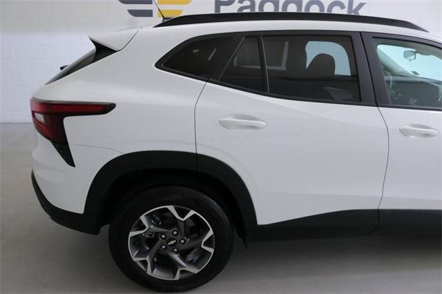 Photo of 2025 Summit White Chevrolet Trax