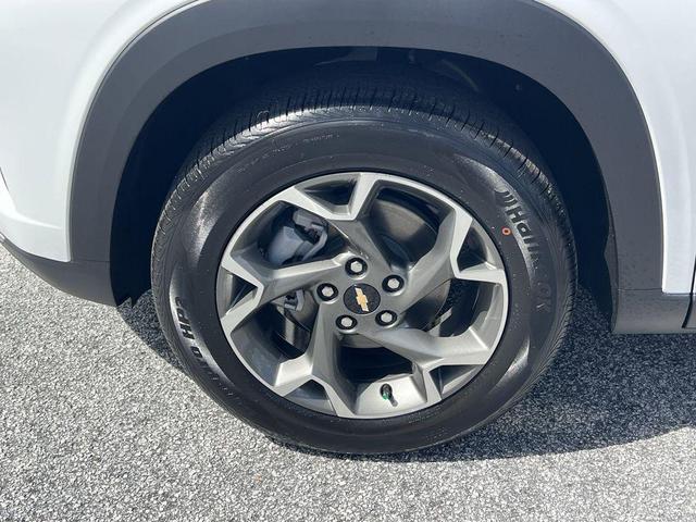 Photo of 2025 Summit White Chevrolet Trax