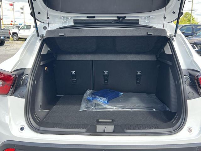 Photo of 2025 Summit White Chevrolet Trax