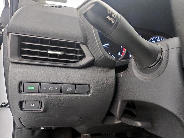Photo of 2023 White Nissan Sentra