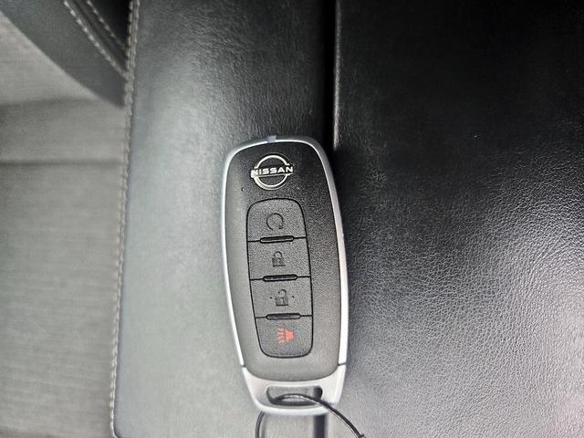 Photo of 2023 White Nissan Rogue