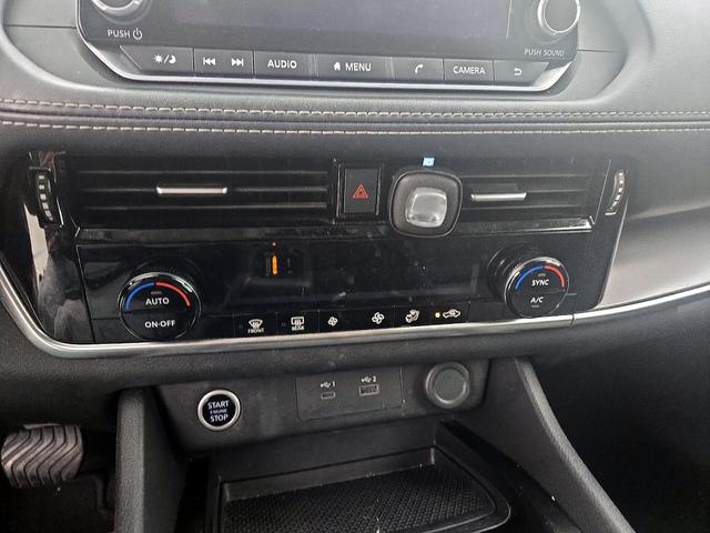 Photo of 2023 White Nissan Rogue