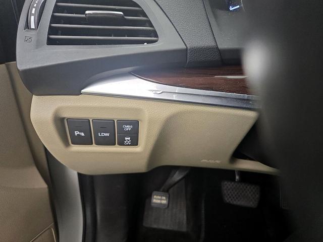 Photo of 2015 White Acura MDX