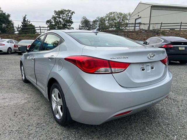Photo of 2013 Radiant Silver Hyundai ELANTRA