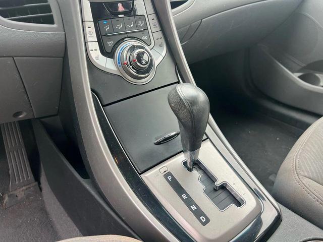 Photo of 2013 Radiant Silver Hyundai ELANTRA