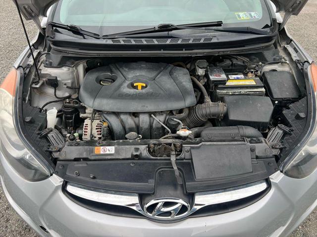 Photo of 2013 Radiant Silver Hyundai ELANTRA