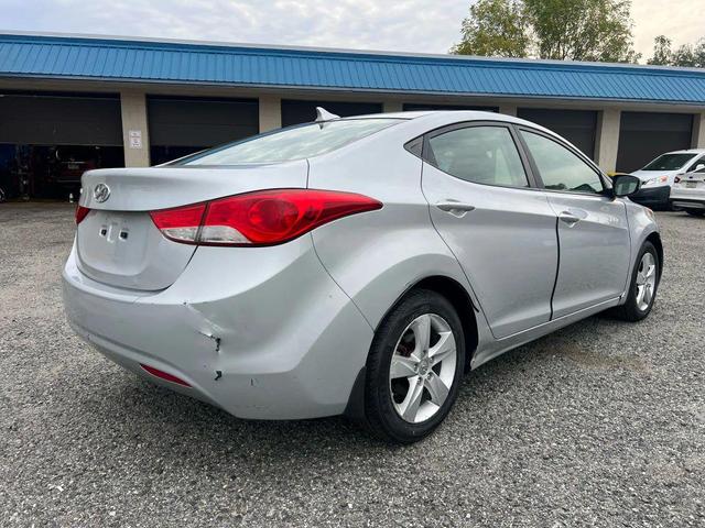 Photo of 2013 Radiant Silver Hyundai ELANTRA