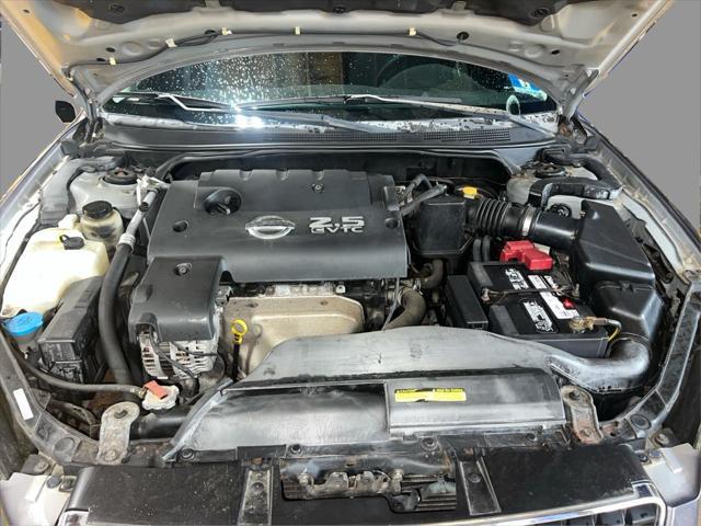 Photo of 2005 Sheer Silver Metallic Nissan Altima