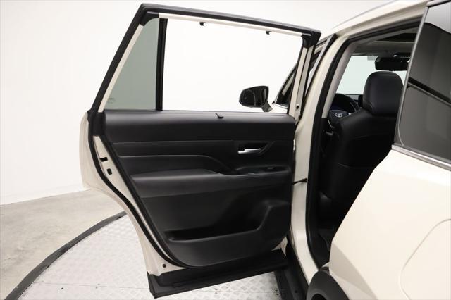 Photo of 2024 Coastal Cream Toyota Grand Highlander