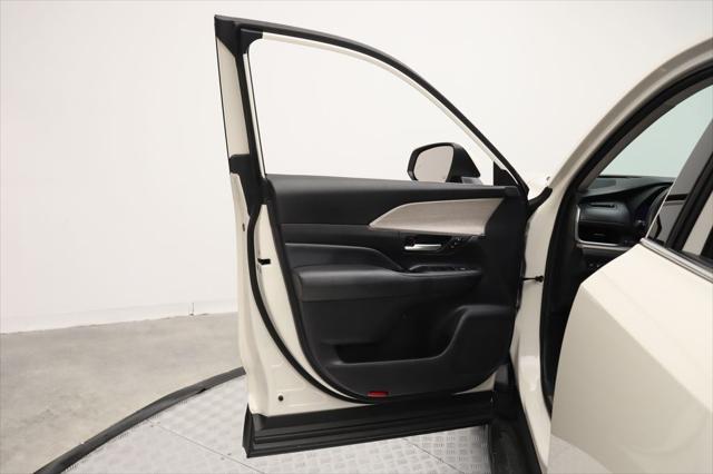 Photo of 2024 Coastal Cream Toyota Grand Highlander