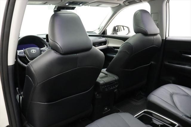 Photo of 2024 Coastal Cream Toyota Grand Highlander