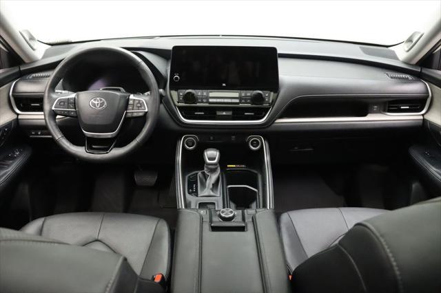 Photo of 2024 Coastal Cream Toyota Grand Highlander