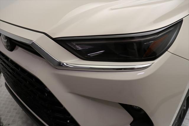 Photo of 2024 Coastal Cream Toyota Grand Highlander